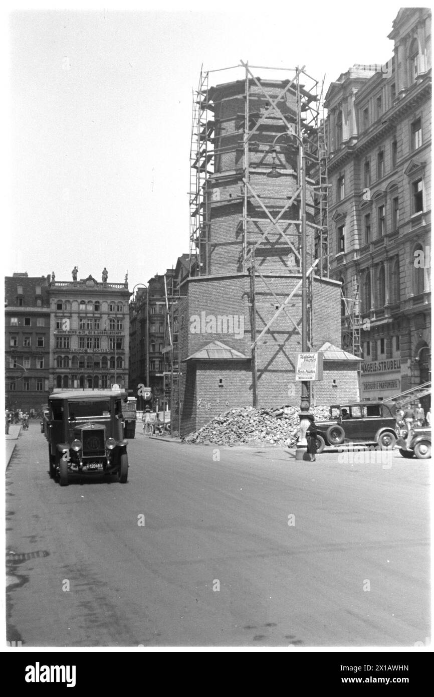The plague column at ditch becoming uncover, 1945 - 19450101 PD8268 - Rechteinfo: Rights Managed (RM) Stock Photo