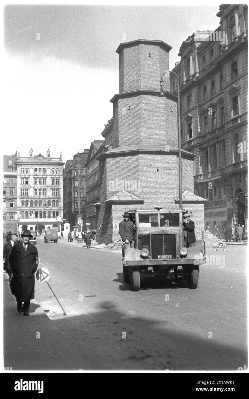 Graben in Vienna with wall in plague column, 1945 - 19450101 PD8545 - Rechteinfo: Rights Managed (RM) Stock Photo