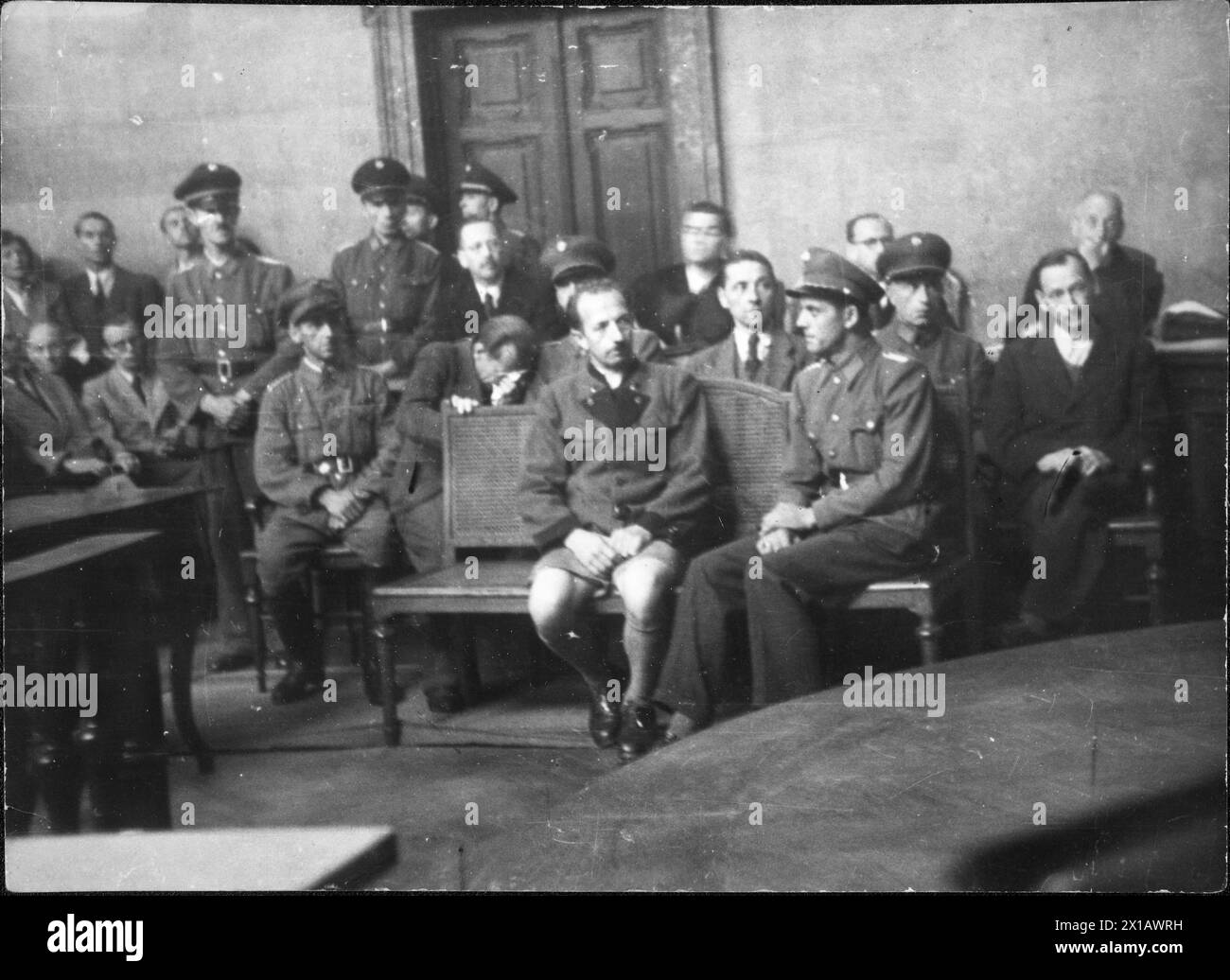 First People's Court process in the Viennese state court versus war criminals, the accused on the bench from left: Polikovsky  (eight years ), Kronberg, Neunteufel, Frank  (all death sentence ), because of the murder of 102 Jews during of the march from the concentration camp Engerau to Deutsch-Altenburg in the March 1945, 17.8.1945 - 19450817 PD0001 - Rechteinfo: Rights Managed (RM) Stock Photo