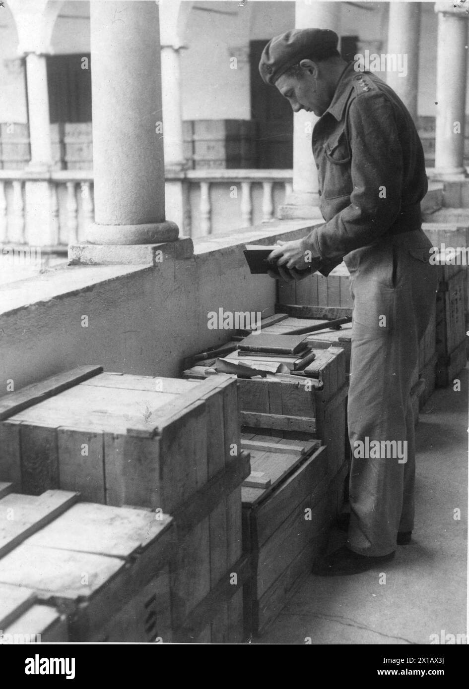 Of the Nazi  robbed book in Tanzenberg, inspection of a box with books by the British captain Edward Croft on a balcony in the 1st storey of the Olivetan monastery St. Joseph in Tanzenberg, 01.09.1945 - 19450901 PD0046 - Rechteinfo: Rights Managed (RM) Stock Photo