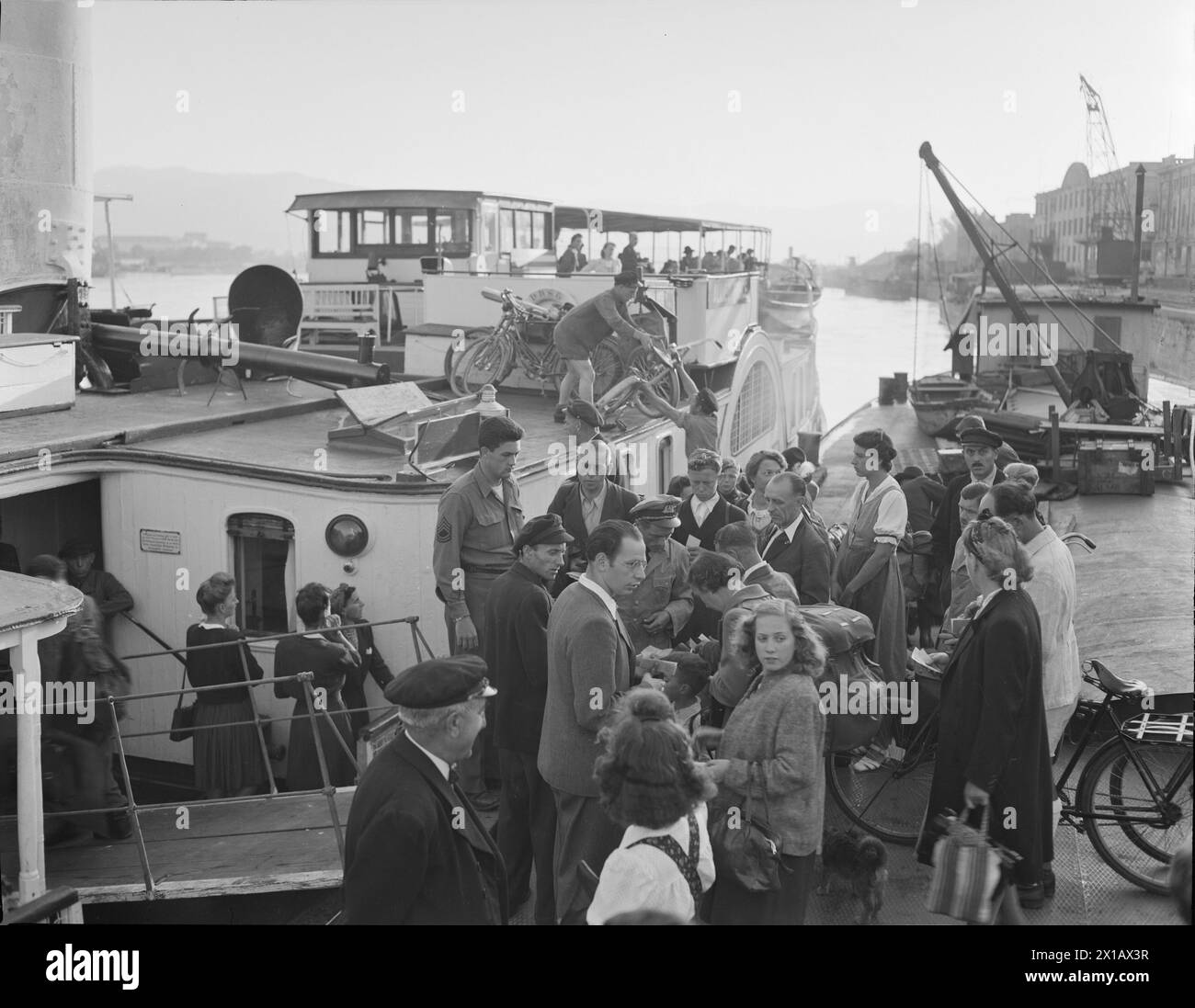 Engelhartszell, danube steamer taking passengers for the cruise to Linz on, 01.09.1945 - 19450901 PD0047 - Rechteinfo: Rights Managed (RM) Stock Photo