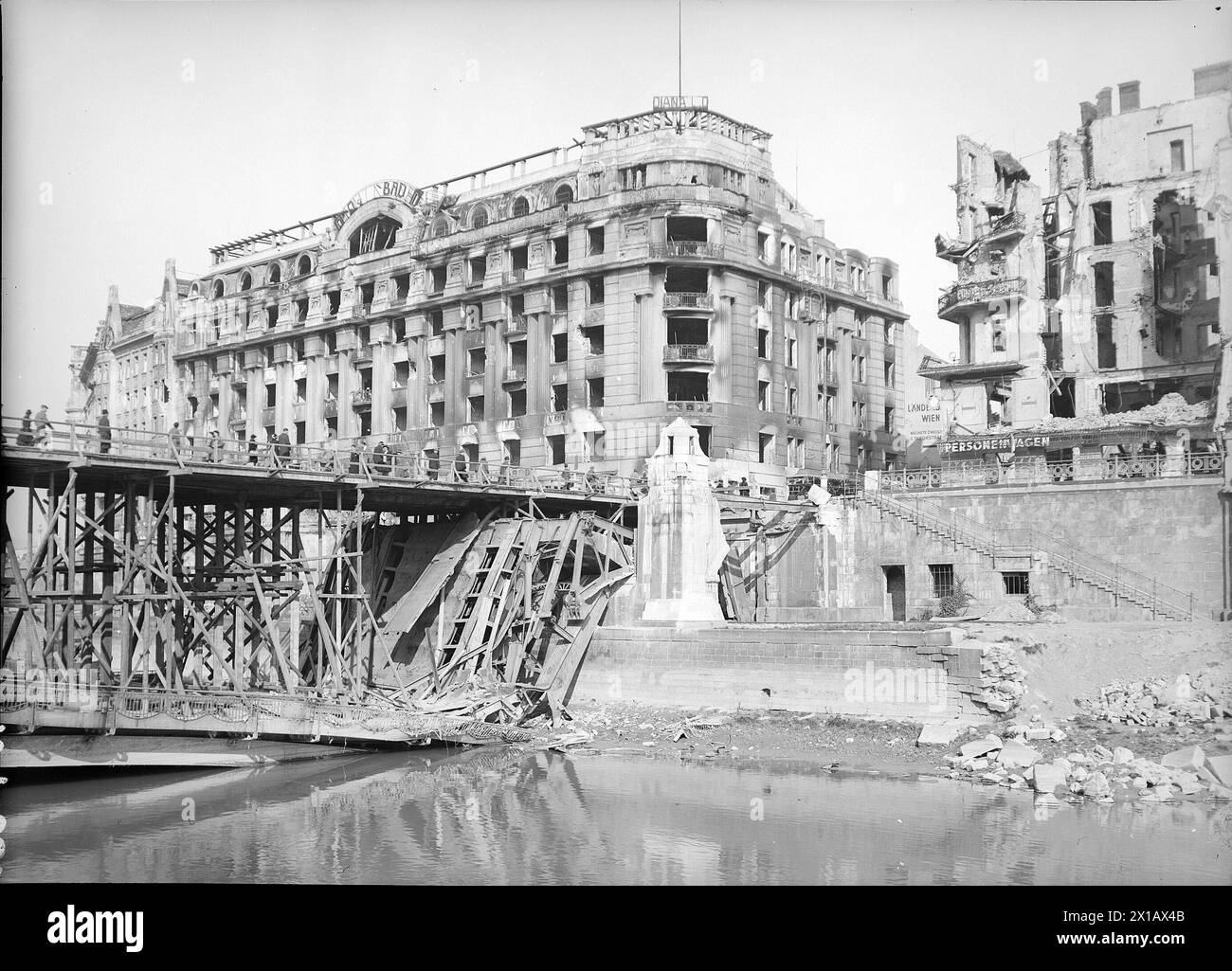 Vienna 2, Dianabad, view in the destroyed state from the right Danube riverside beneath the also destroyed Schwedenbruecke (Schweden Bridge), 20.10.1945 - 19451020 PD0003 - Rechteinfo: Rights Managed (RM) Stock Photo