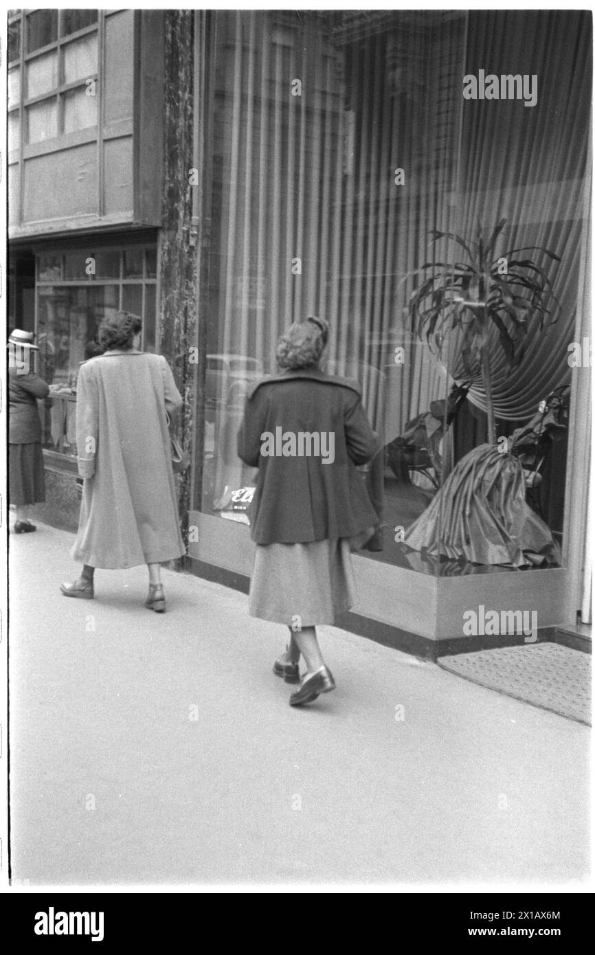 Fashion outlay in the Kaerntnerstrasse, 1946 - 19460101 PD1726 - Rechteinfo: Rights Managed (RM) Stock Photo