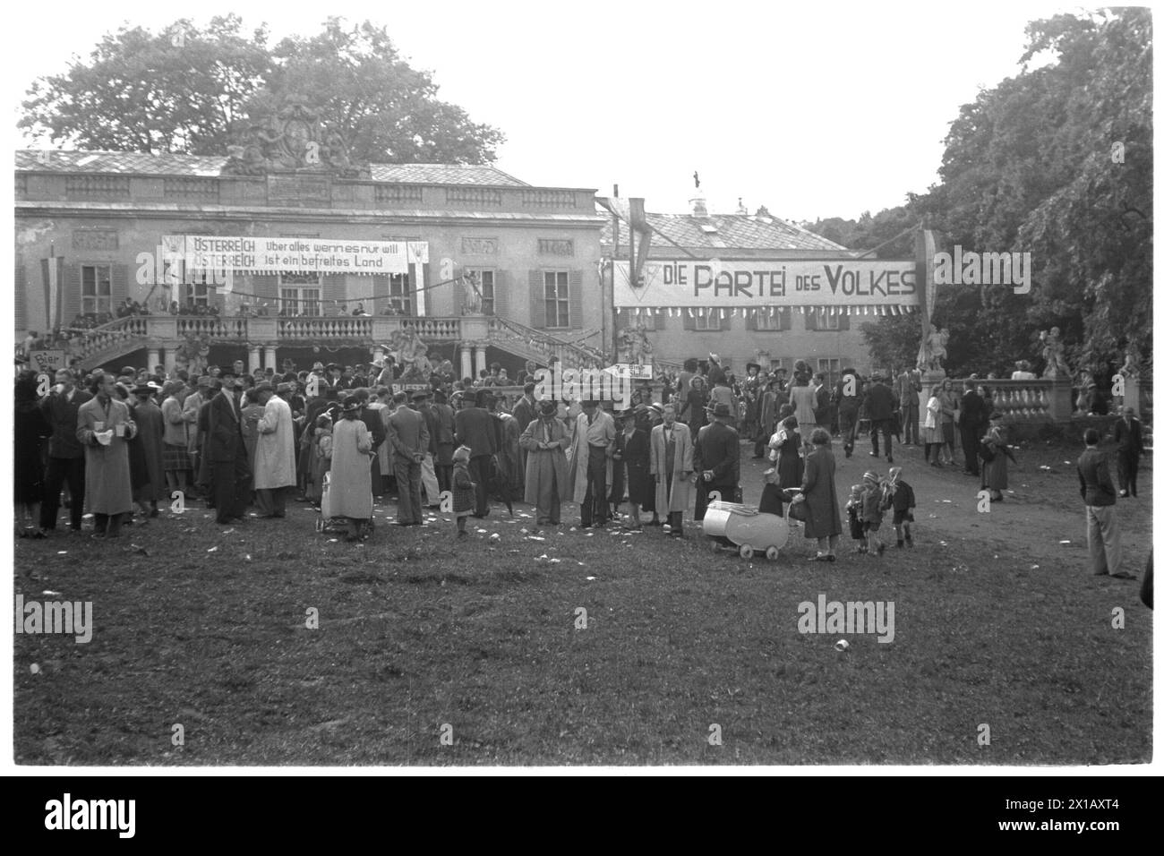 Garden party in Poetzleinsdorf, banner 'Die Partei des Volkes' and 'Oesterreich ueber alles, wenn es nur will, Oesterreich ist ein befreites Land', 1947 - 19470101 PD1083 - Rechteinfo: Rights Managed (RM) Stock Photo