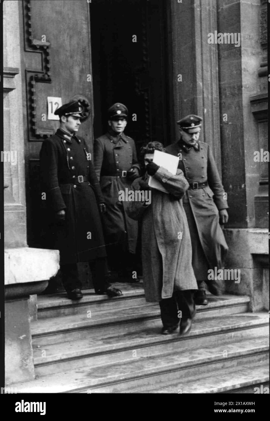 High treason trial high treason trial against Hans Pav, Hans Pav having as leader of the revolutionist socialist its comrade at the Gestapo squeal, Hans Pav becoming after the adjudication (15 oubliette) discharging, 17.01.1947 - 19470117 PD0004 - Rechteinfo: Rights Managed (RM) Stock Photo