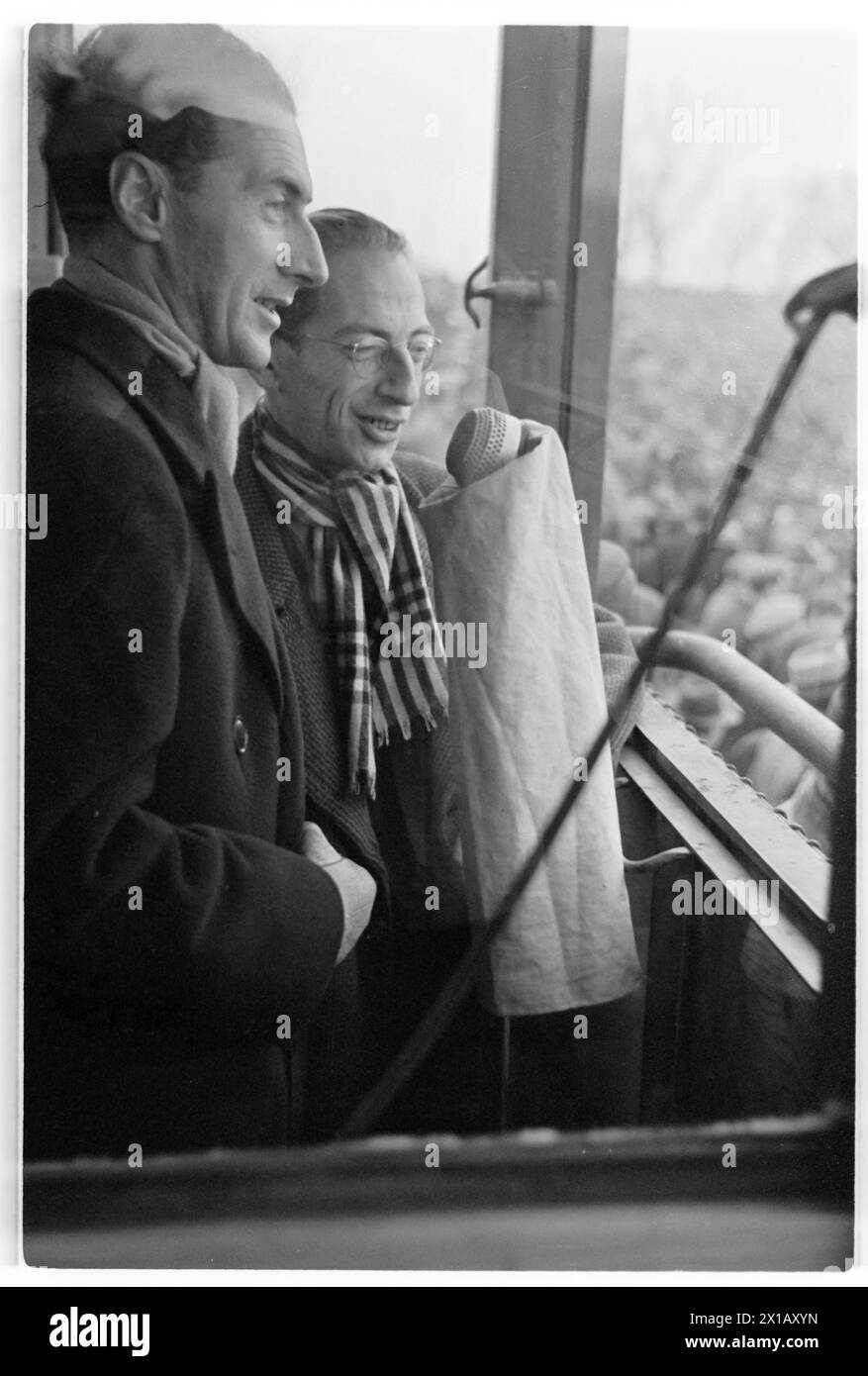 football Austria - Italy 5: 1, international match before 60.000 viewers. two sportscaster in front of the microphone., 09.11.1947 - 19471109 PD0004 - Rechteinfo: Rights Managed (RM) Stock Photo