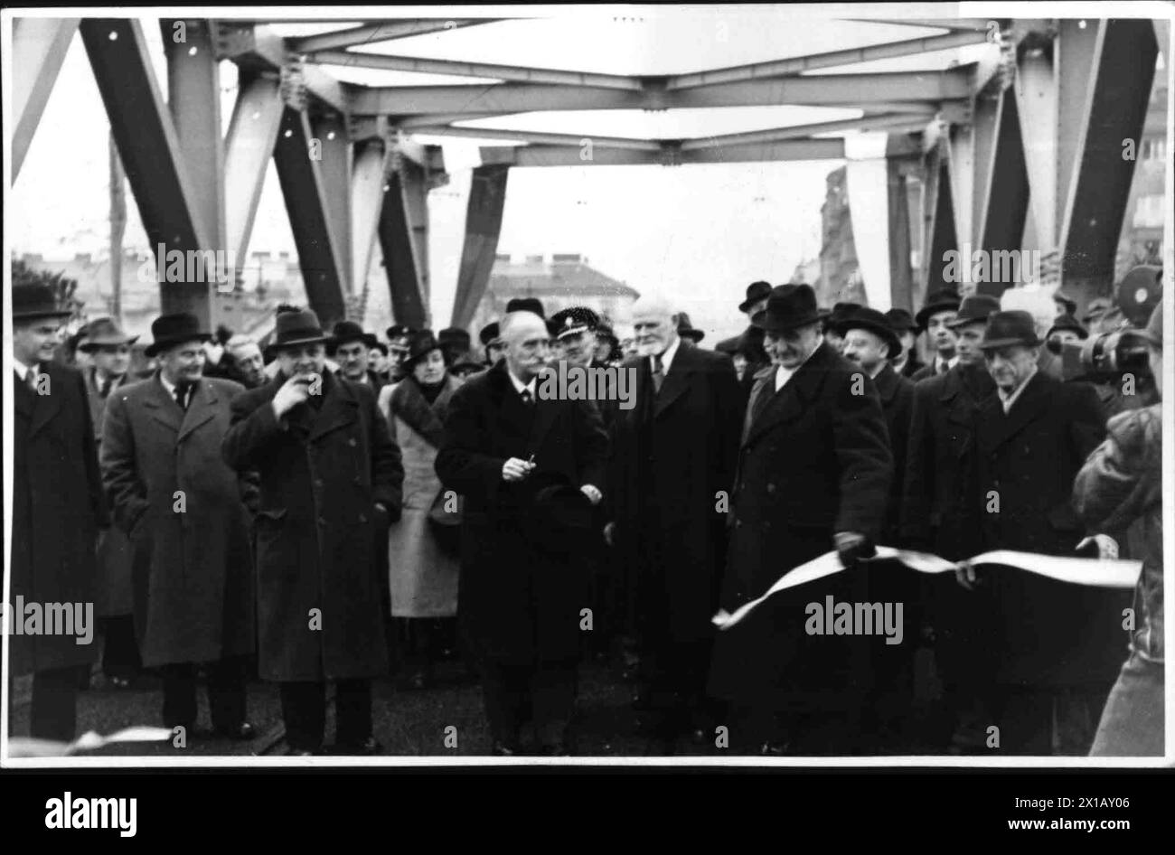 Launching of the Stadionbruecke (Stadion Bridge), launching of the Stadionbruecke (Stadion Bridge) in the presence of deputy of the Federal Government and of the allies council, 03.12.1947 - 19471203 PD0004 - Rechteinfo: Rights Managed (RM) Stock Photo