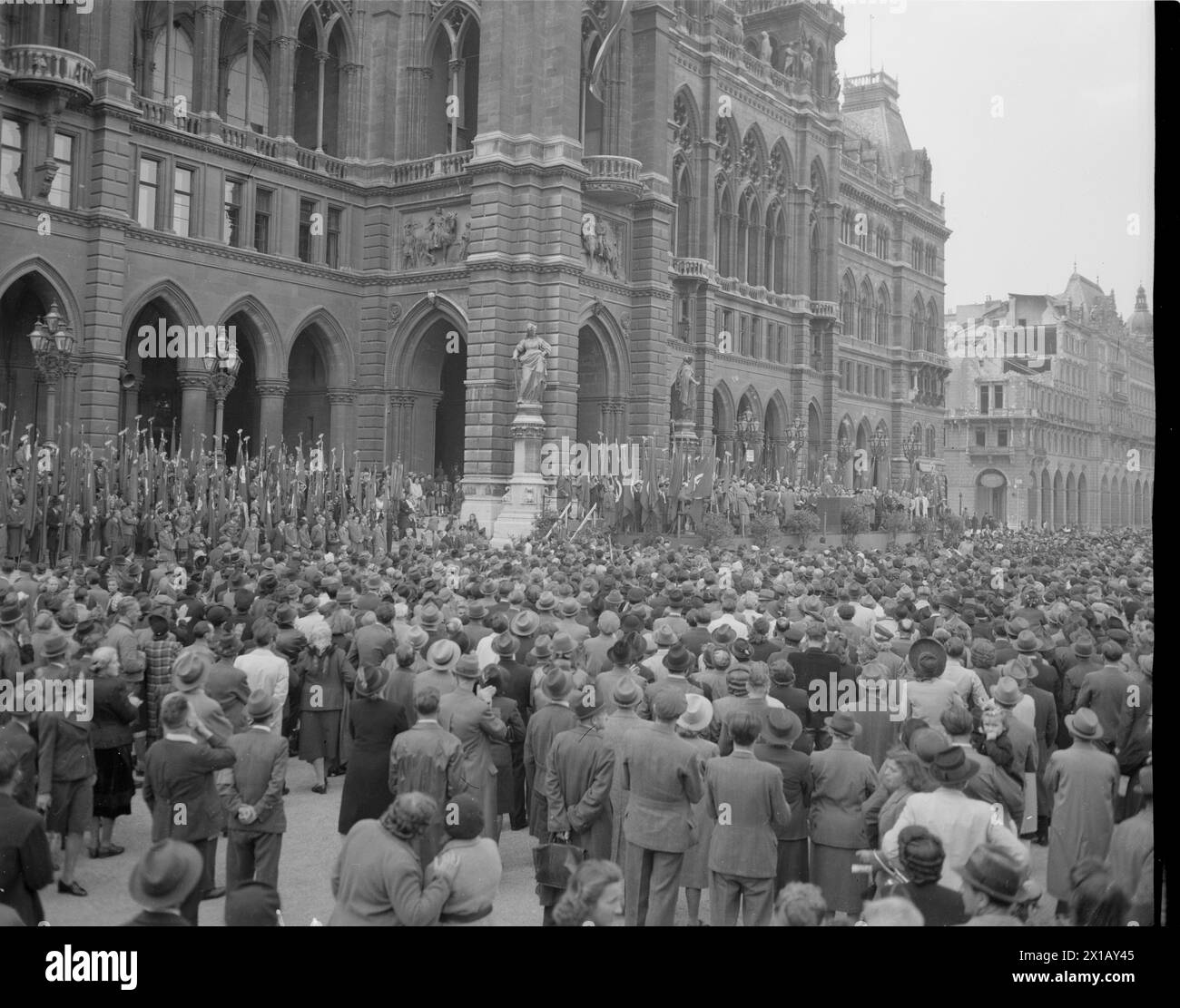 Parade the participant the international socialistic, parade the participant the international socialistic conference at townhall square. demonstration in front of the city hall, 05.06.1948 - 19480605 PD0011 - Rechteinfo: Rights Managed (RM) Stock Photo