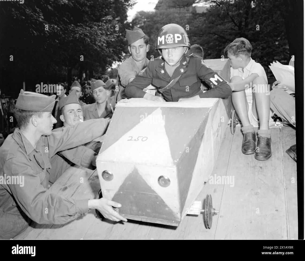 Soap box derby, elimination race to the derby at 29. 8th 1948 (organize from the 1st battalion of the 350th infantry regimental of the US Army in Vienna) in Vienna 19, Felix Mottl-Strasse (Mottl Street). entrant Erich Jaksch (in uniform of the US military police) in his chariot on the launch pad, 25.08.1948 - 19480825 PD0003 - Rechteinfo: Rights Managed (RM) Stock Photo