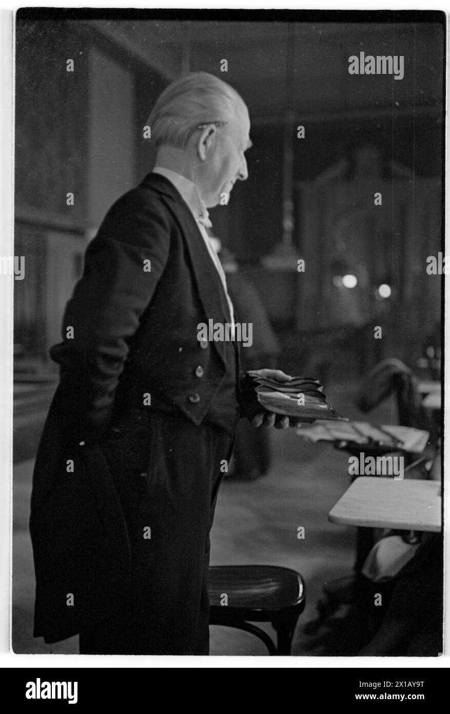 1940s waiter hi-res stock photography and images - Alamy