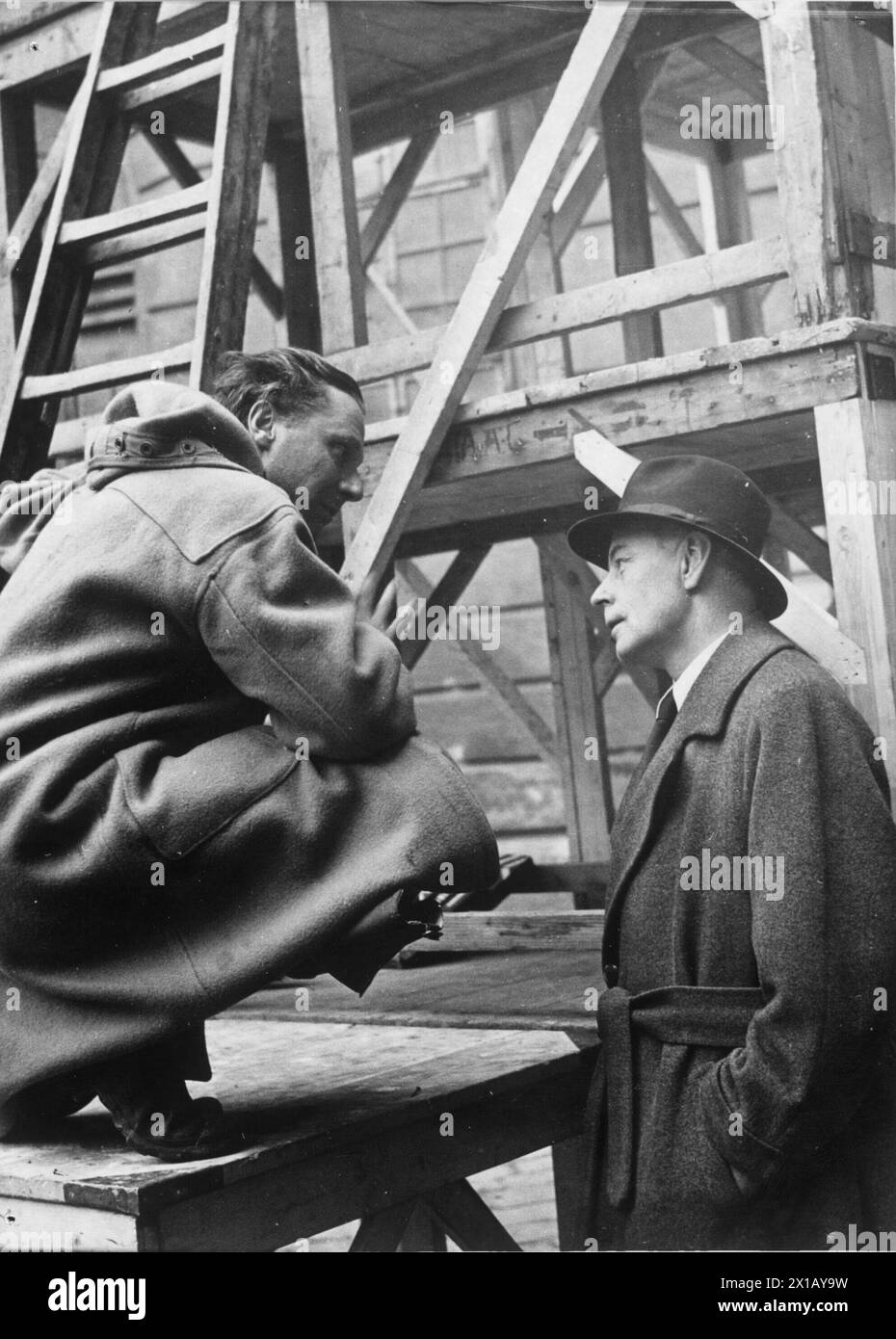 Carol Reed at the shooting to the 'Dritten Mann', in a conversation with Paul Martin., 19.11.1948 - 19481119 PD0001 - Rechteinfo: Rights Managed (RM) Stock Photo