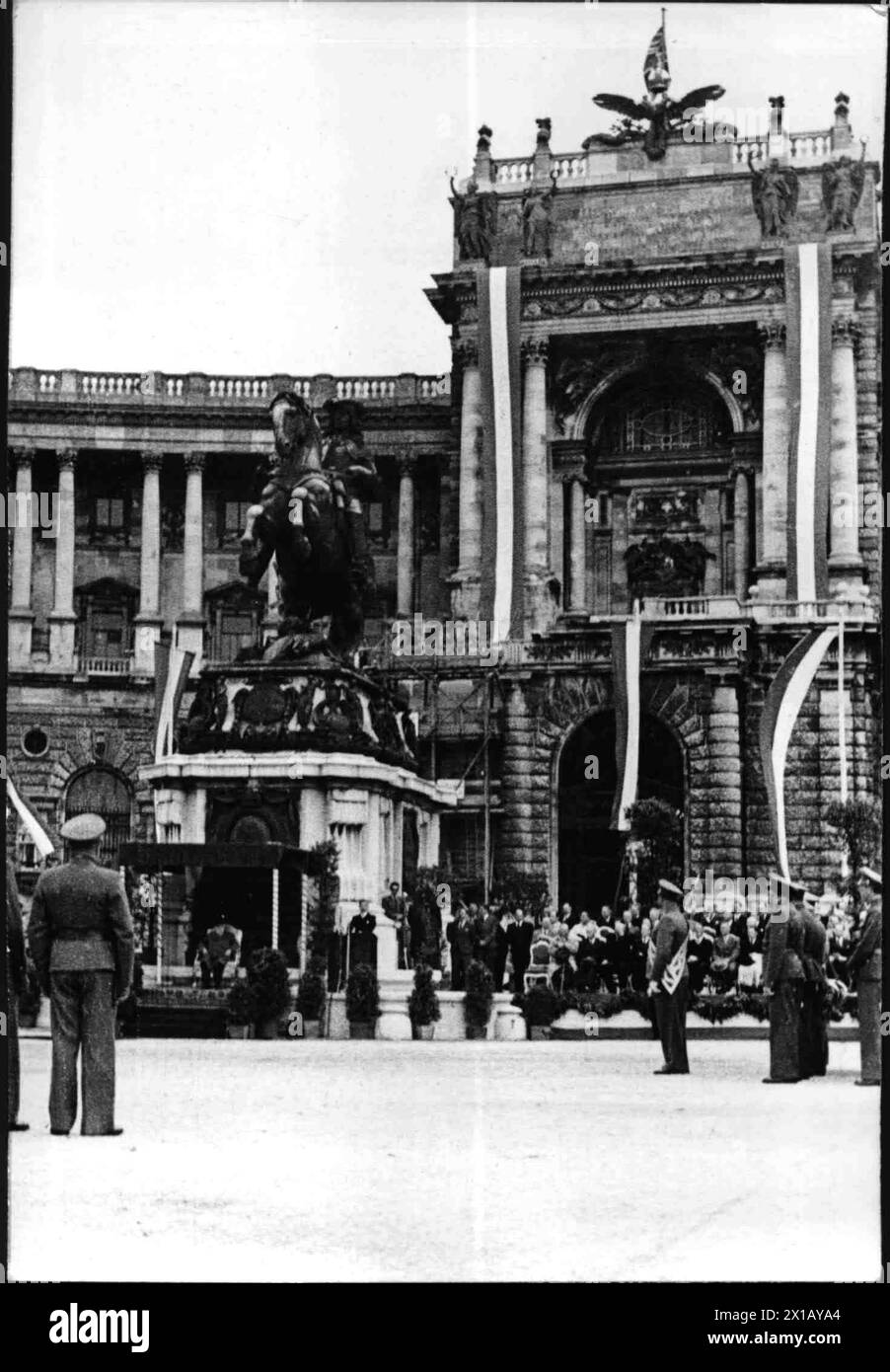 100 anniversary celebration of the Austrian police at Heldenplatz (square), Bundeskanzler Figl at of his speech, Federal President racer in the VIP box, 1949 - 19490101 PD1631 - Rechteinfo: Rights Managed (RM) Stock Photo