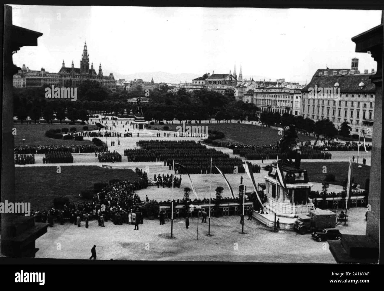 100 anniversary celebration of the Austrian police at Heldenplatz (square), view from the new Hofburg Palace on the at Heldenplatz (square) report police, 1949 - 19490101 PD1634 - Rechteinfo: Rights Managed (RM) Stock Photo