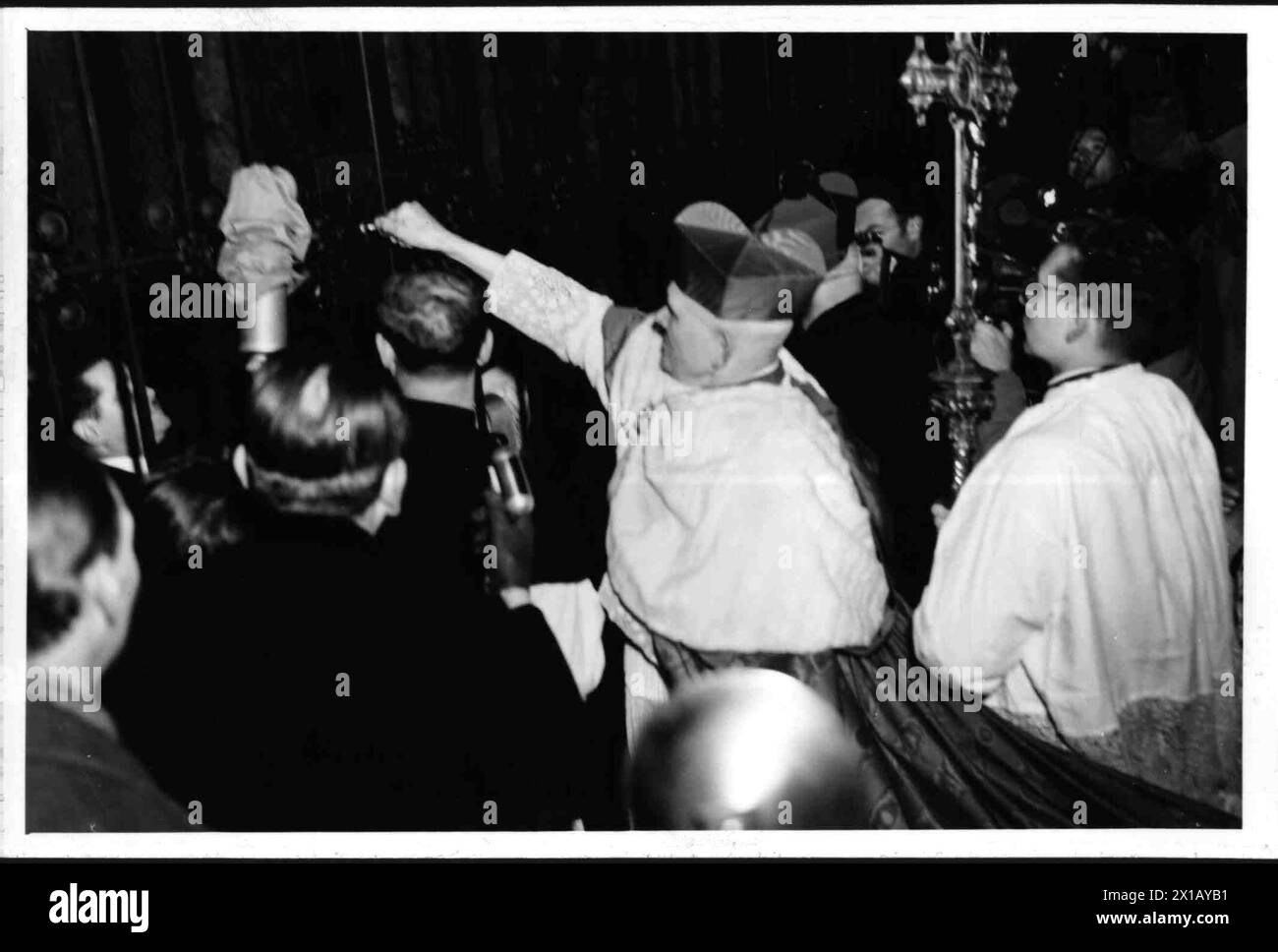 Solemn initiation of the cathedral to St. Stephen, reveal of the main gate by cardinal Innitzer, 19.12.1948 - 19481219 PD0001 - Rechteinfo: Rights Managed (RM) Stock Photo