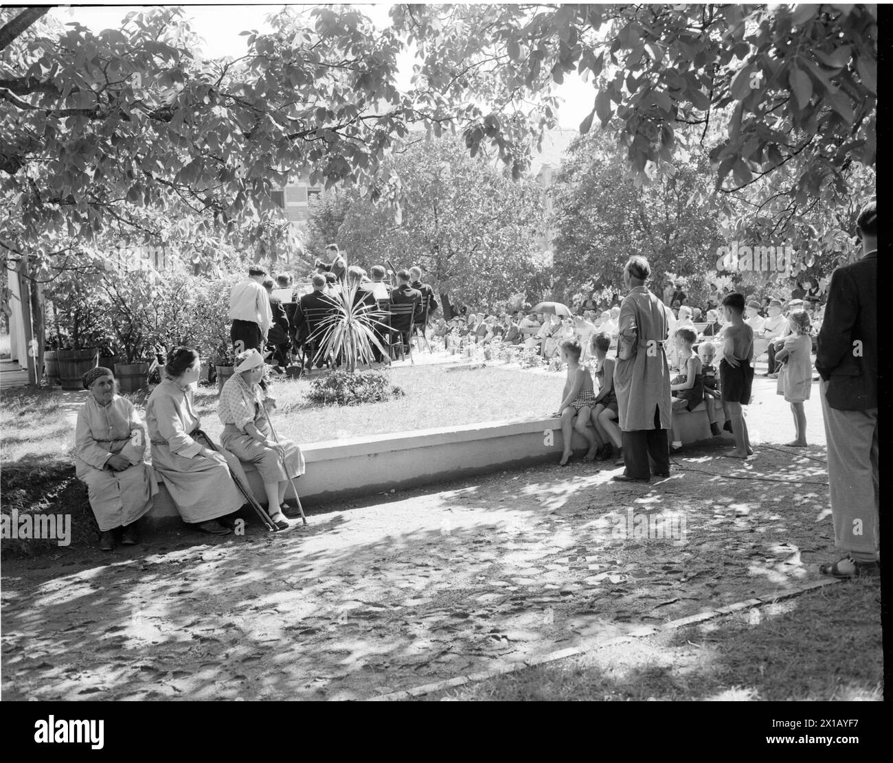 Almshouse tree nursery, inmate listening in the garden of a concert, 10.08.1949 - 19490810 PD0003 - Rechteinfo: Rights Managed (RM) Stock Photo