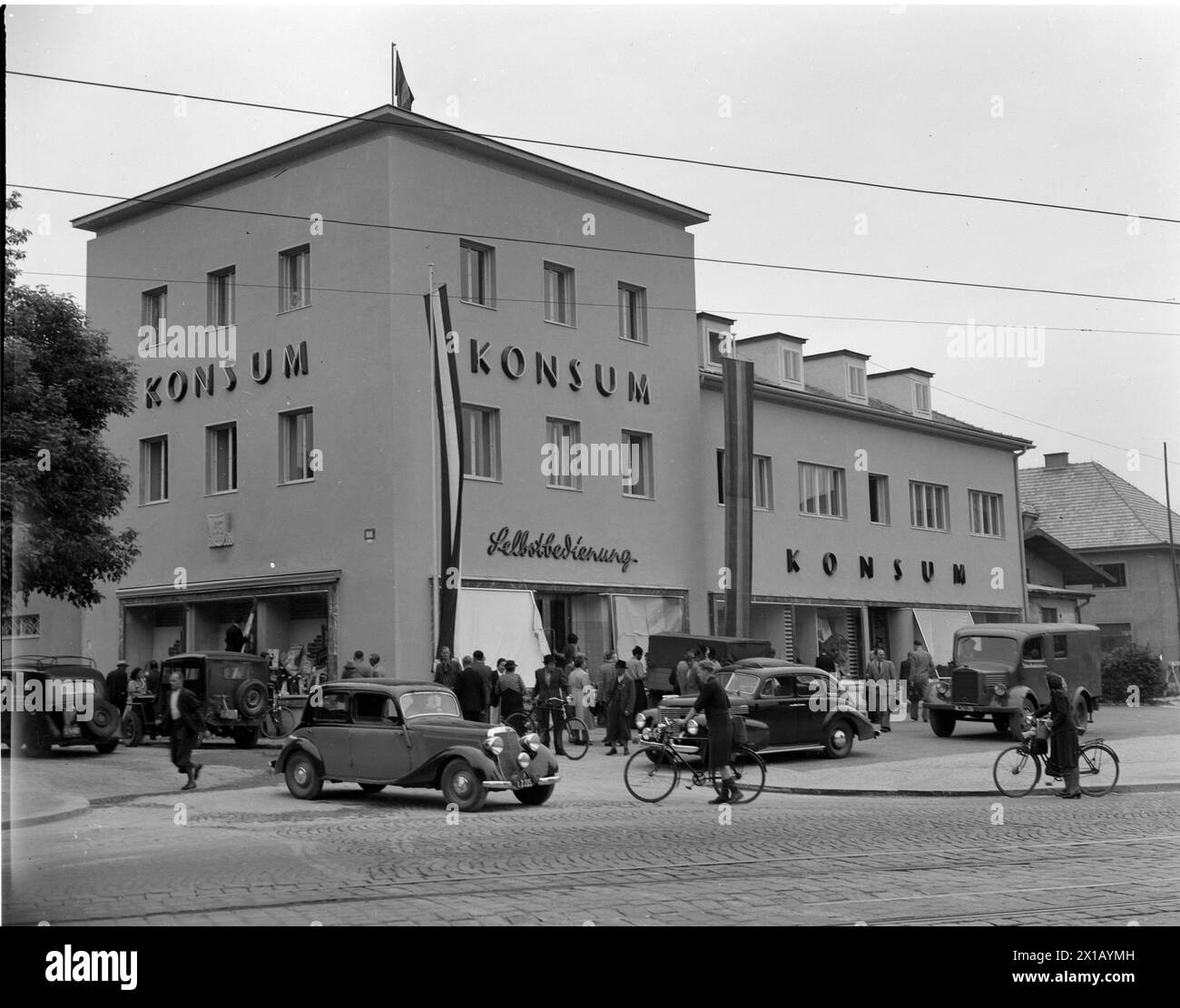 The first groceteria, general view of the reconstructed cooperative store building in Linz, in The at 27. May of the first groceteria inaugurate was, 30.05.1950 - 19500530 PD0015 - Rechteinfo: Rights Managed (RM) Stock Photo