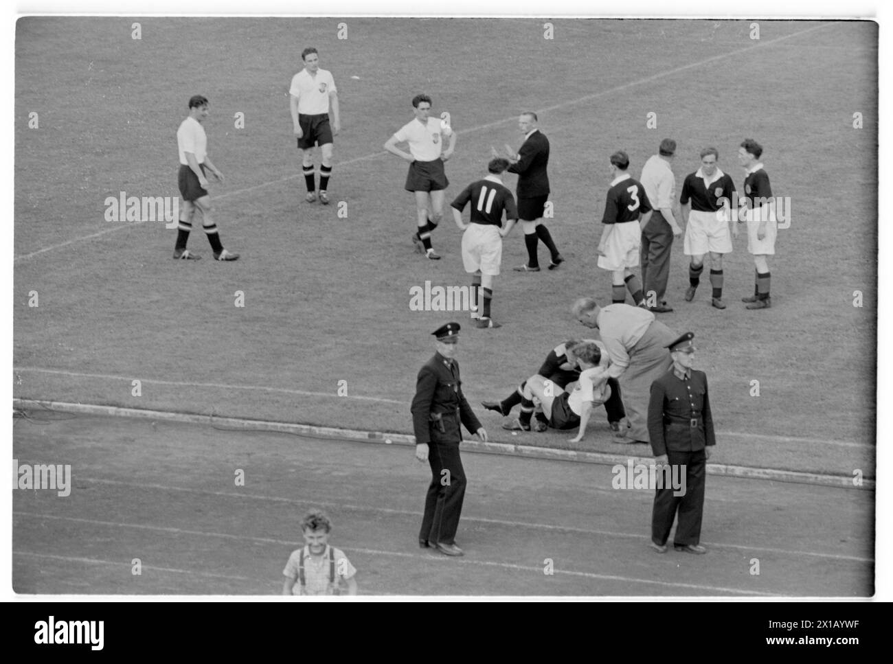 football Austria - Scotland, international match before 65.000 viewers, two gate of Hanappi and two von Theodor cartwright., 27.05.1951 - 19510527 PD0015 - Rechteinfo: Rights Managed (RM) Stock Photo