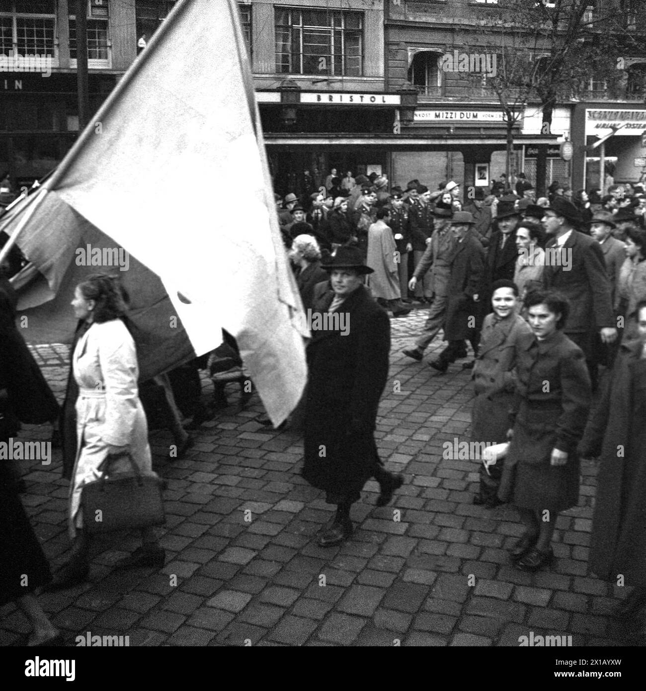 Demonstration, communist peace rally: march-past with flag of truce at Hotel Bristol. march-past of participant with flag of truce, 03.11.1951 - 19511103 PD0005 - Rechteinfo: Rights Managed (RM) Stock Photo