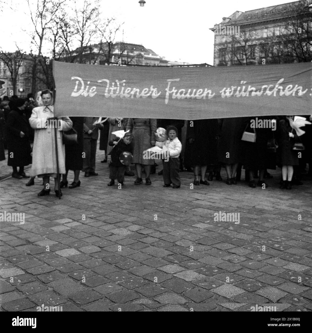 Demonstration, peace march of the organisation of women of the communists party Austria across the Viennese Ringstrasse. demonstration at parliament, 23.03.1952 - 19520323 PD0004 - Rechteinfo: Rights Managed (RM) Stock Photo