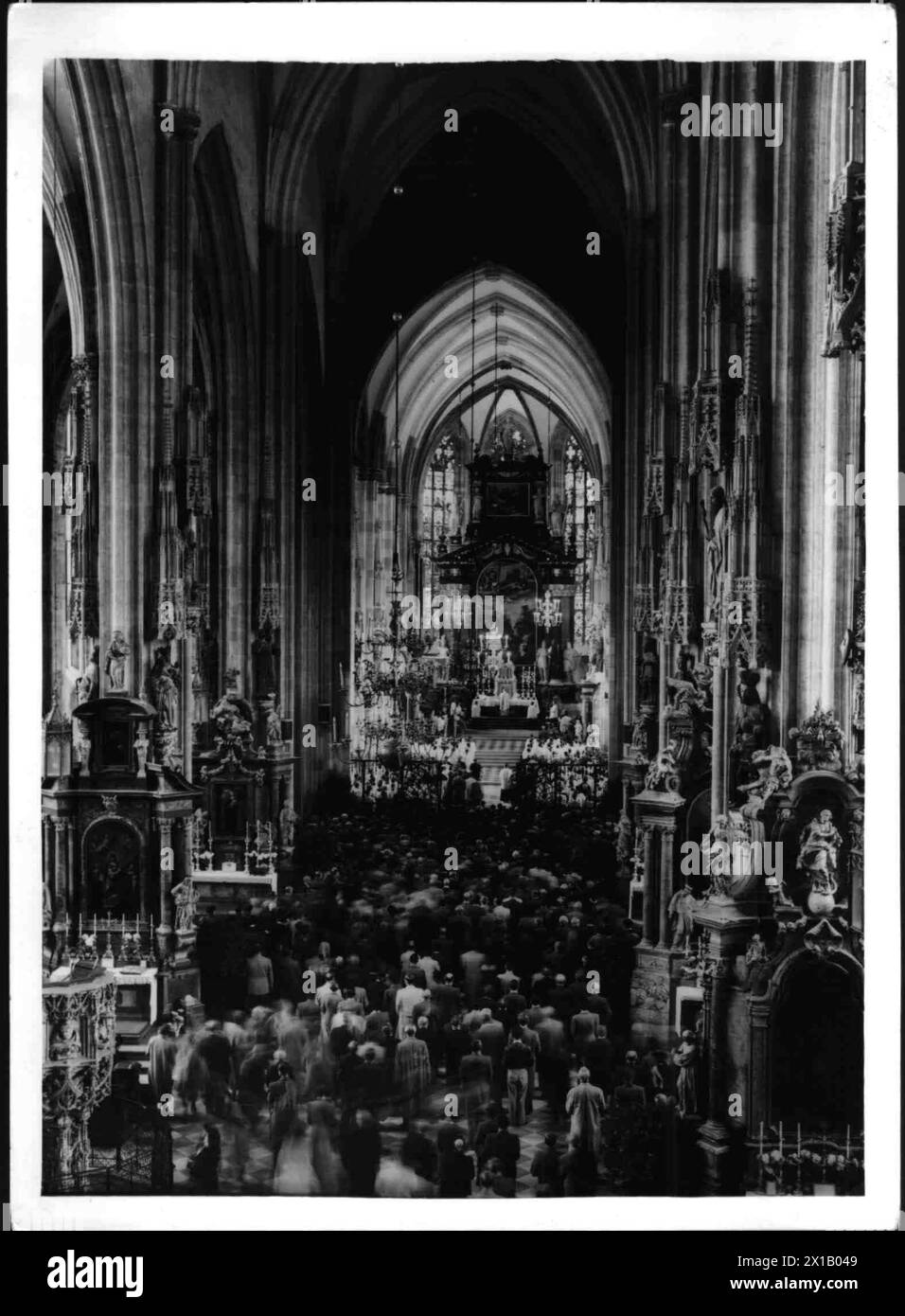 Arrival of the Pummerin in Vienna, view from the organ to the high altar, 26.04.1952 - 19520426 PD0006 - Rechteinfo: Rights Managed (RM) Stock Photo