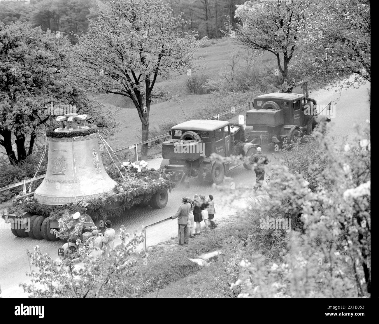 Transport of the Pummerin from Linz to Vienna, line of vehicles at Riederberg (peak), 26.04.1952 - 19520426 PD0018 - Rechteinfo: Rights Managed (RM) Stock Photo