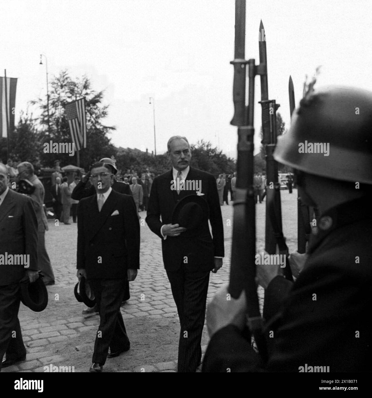 Visitation of the U.S. foreign minister Dean Acheson in Vienna, Acheson with Leopold Figl during step off a formation of the Viennese police., 29.06.1952 - 19520629 PD0022 - Rechteinfo: Rights Managed (RM) Stock Photo