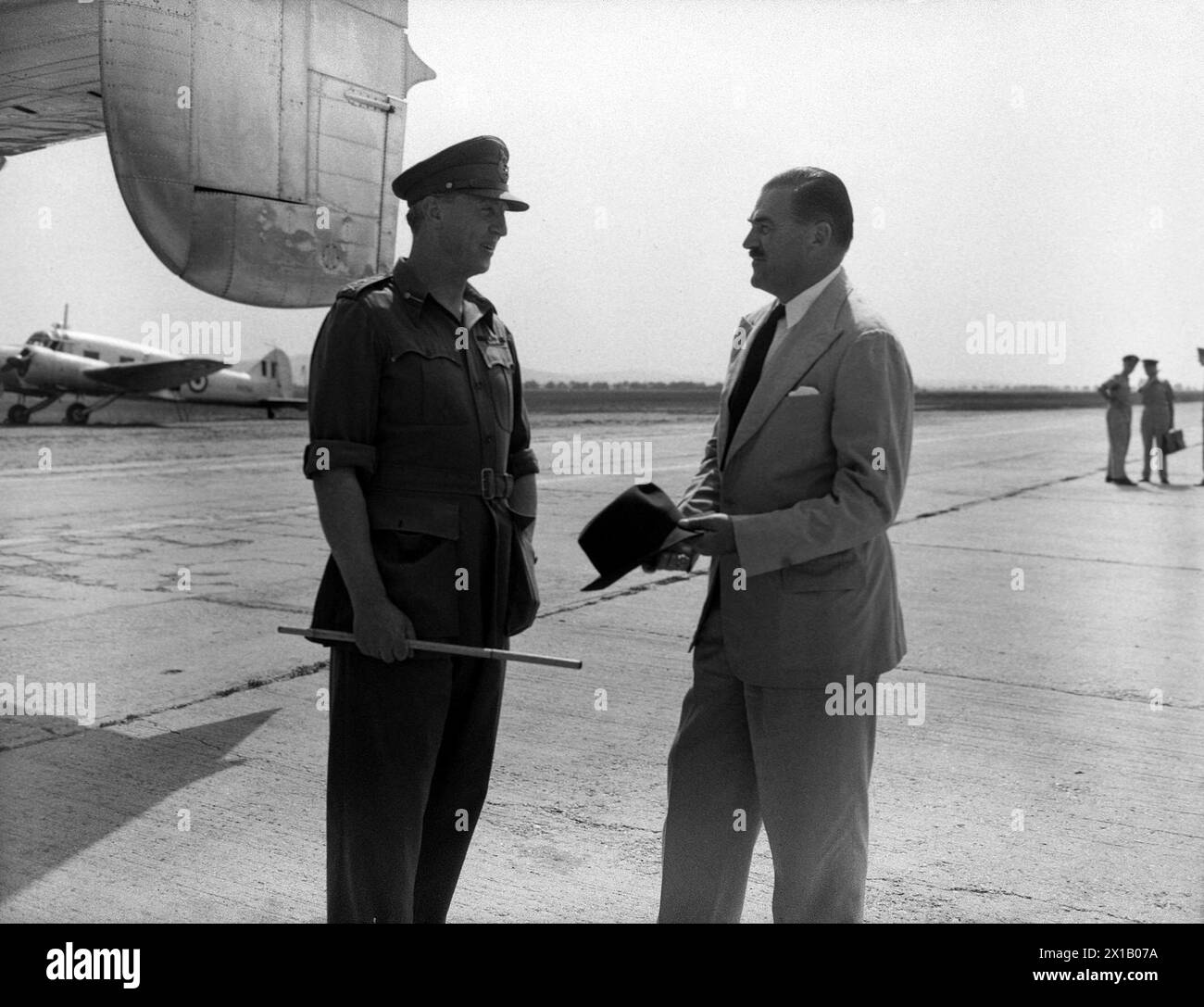 Occupation in Austria, Great Britain: Montgomerie Alston-Roberts-West welcome at airfield Langenlebarn Major-General Robert Elliot Uequhart, 21.07.1952 - 19520721 PD0005 - Rechteinfo: Rights Managed (RM) Stock Photo
