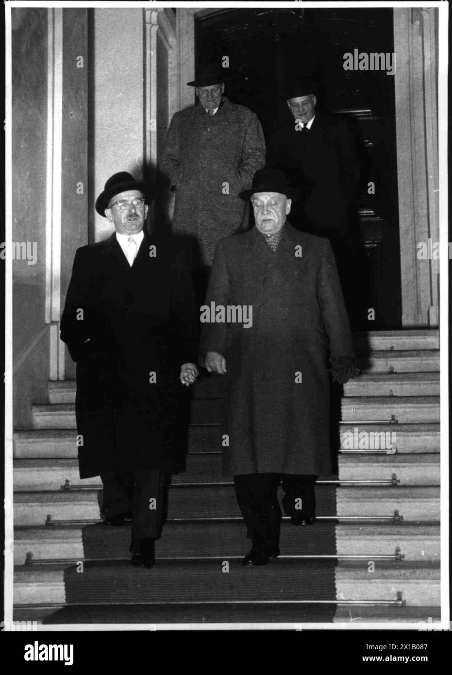 Swearing in of the government, cabinet Figl III, Bundeskanzler Figl (from left), vice chancellor Schaerf (from r.), foreign minister Gruber (h. left) and Minister of Social Affairs Maisel (h. r.) leaving the Federal Chancellery, 28.10.1952 - 19521028 PD0004 - Rechteinfo: Rights Managed (RM) Stock Photo