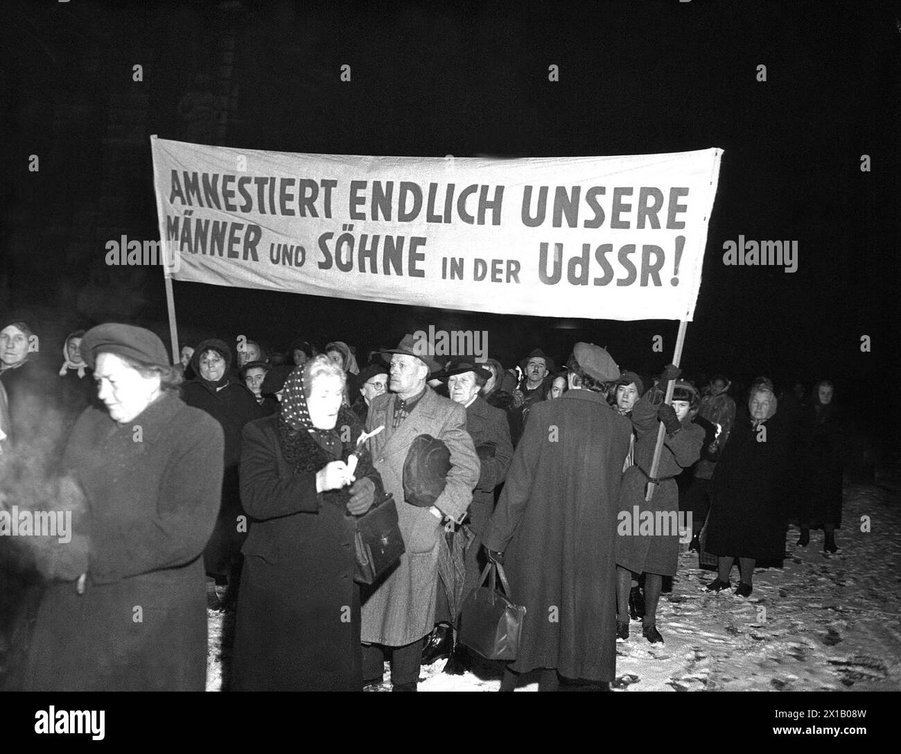 Demonstration, silent protest of relatives of in the Soviet war captivity situated Austrian to the Soviet commandant's office. member with banner, 02.12.1952 - 19521202 PD0007 - Rechteinfo: Rights Managed (RM) Stock Photo