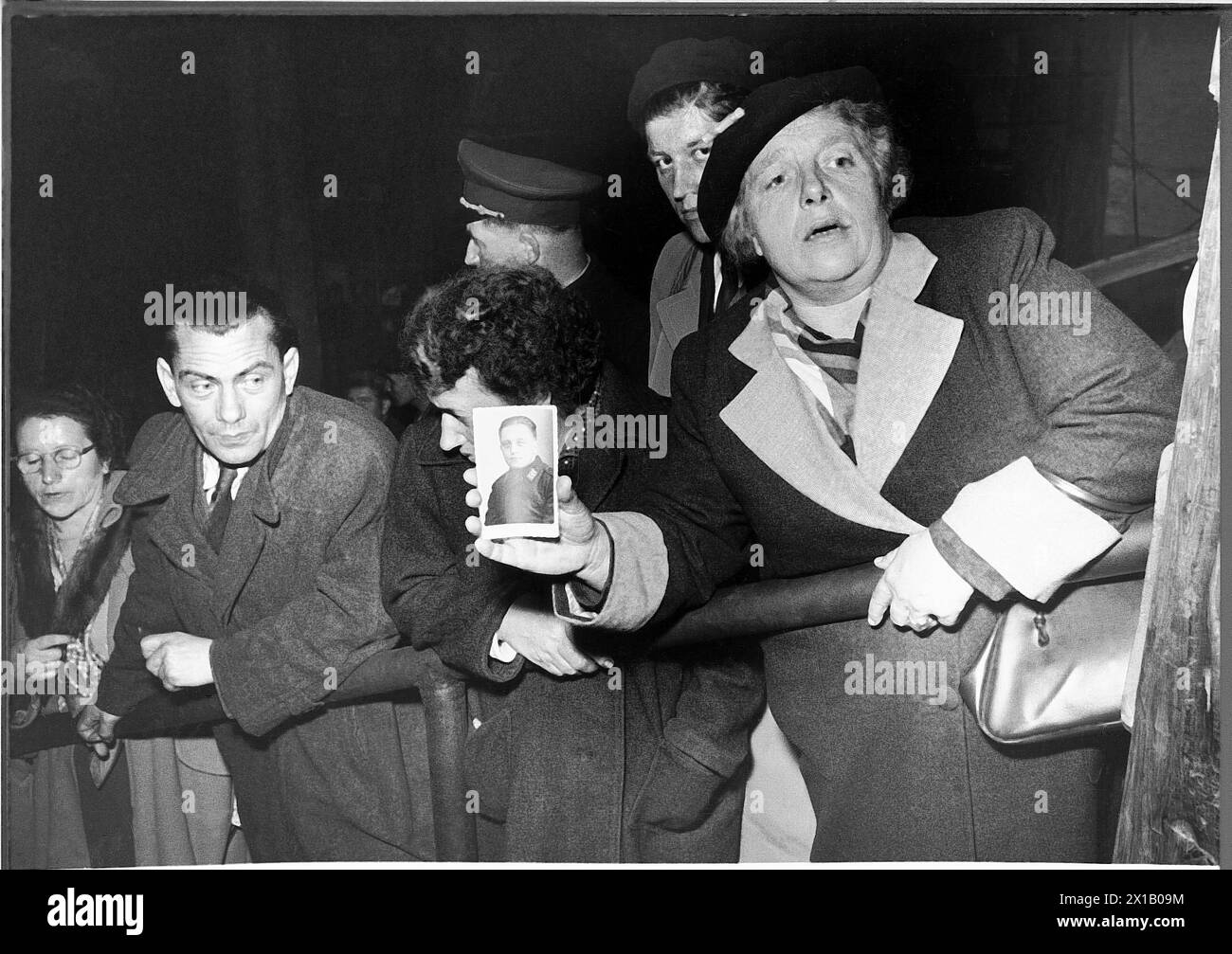 The hold on the homecomer taking not any end, at Viennese South Station, 1953 - 19530101 PD1816 - Rechteinfo: Rights Managed (RM) Stock Photo