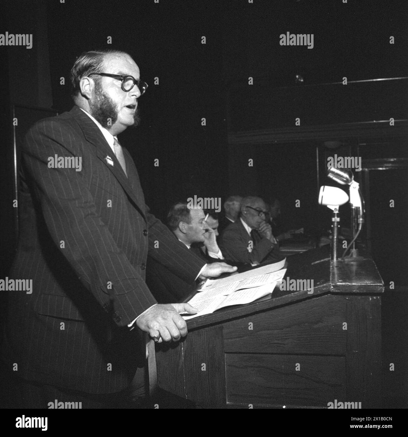 Wold trade congress in Vienna. Manfred Mautner-Markhof, wold trade congress in Vienna. Manfred Mautner-Markhof at of his oration, 21.05.1953 - 19530521 PD0019 - Rechteinfo: Rights Managed (RM) Stock Photo