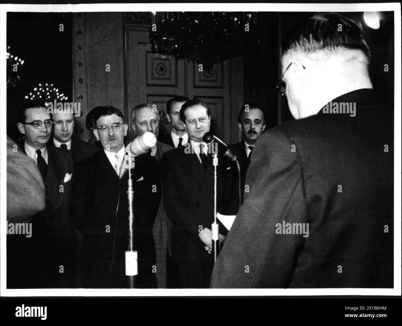 Bundeskanzler Raab receipts foreign minister Figl to the Berlins conference, Bundeskanzler Raab in the foreground, from left to right fair, Figl and Kreisky., 01.02.1954 - 19540201 PD0067 - Rechteinfo: Rights Managed (RM) Stock Photo