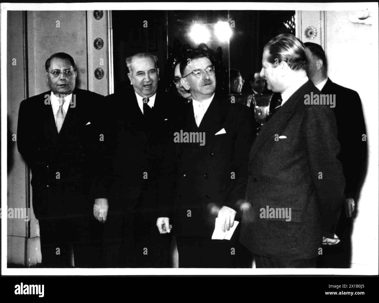 Bundeskanzler Raab receipts foreign minister Figl to the Berlins conference, foreign minister Figl and permanent secretary Kreisky in the Federal Chancellery., 01.02.1954 - 19540201 PD0061 - Rechteinfo: Rights Managed (RM) Stock Photo