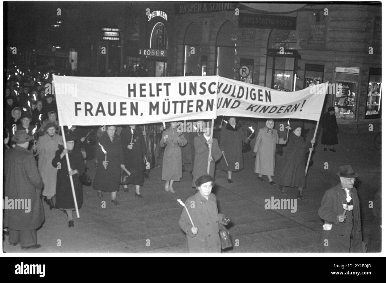 Returnees demonstration, banner with 'Helft unschuldigen Frauen, Muettern und Kindern', march through streets, 1954 - 19540101 PD2073 - Rechteinfo: Rights Managed (RM) Stock Photo