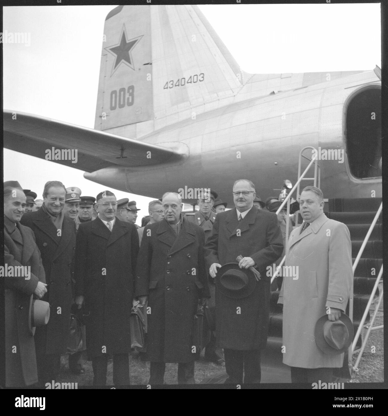 Before the departure of the Austrian government delegation to Moscow. Bundeskanzler Raab, Federal President Schaerf, foreign minister Figl and permanent secretary Kreisky (from right to left) in front of the engine., 1955 - 19550101 PD5068 - Rechteinfo: Rights Managed (RM) Stock Photo