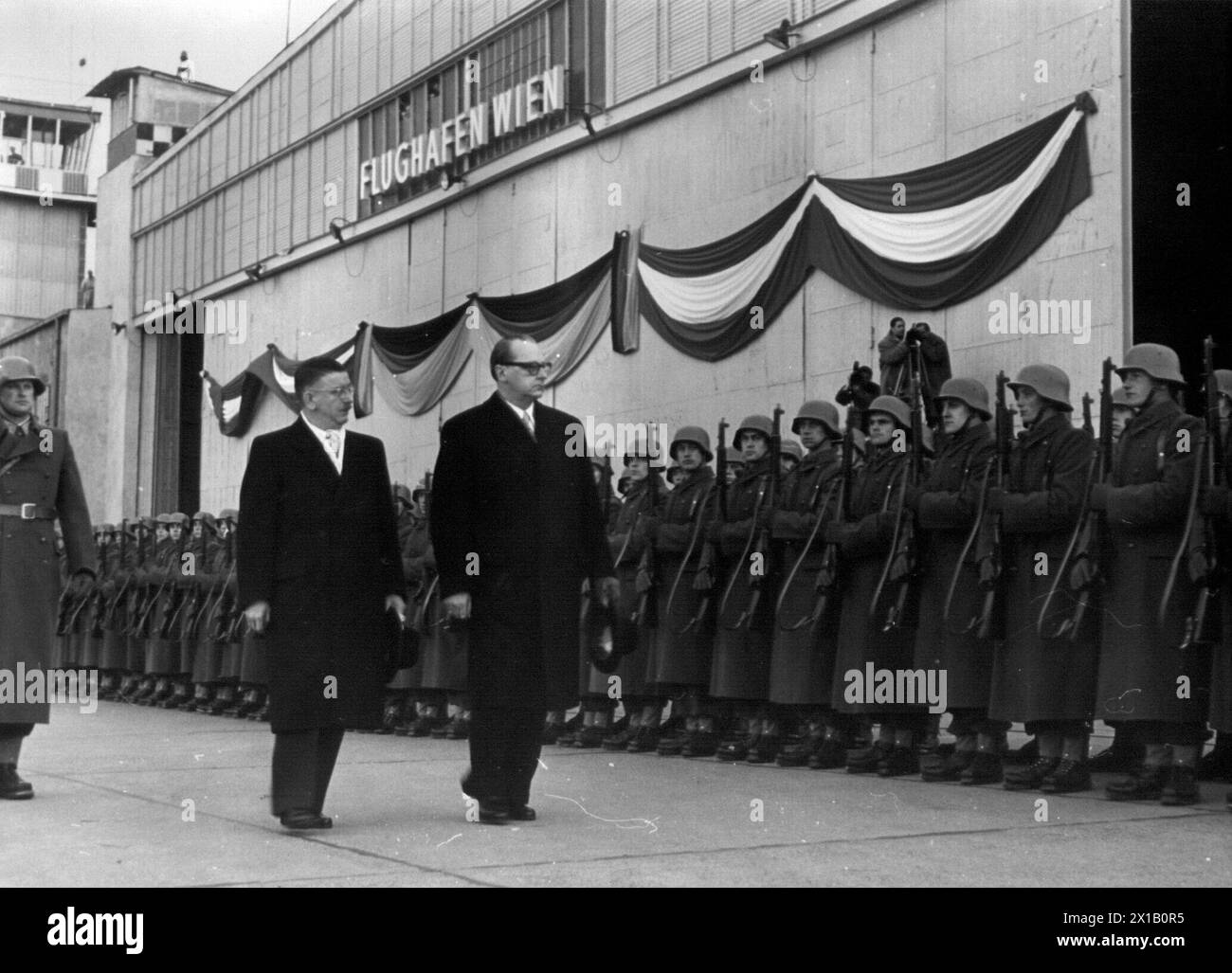 Visitation of the German foreign minister of Brentano in Vienna, arrival on the Schwechat airport, Figl and Brentano stride the front of the guard of honour ex., 1955 - 19550101 PD4852 - Rechteinfo: Rights Managed (RM) Stock Photo