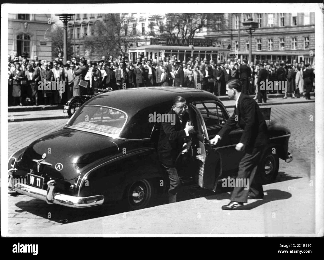 Treaty, foreign minister Figl rising from the car, 01.05.1955 - 19550501 PD0091 - Rechteinfo: Rights Managed (RM) Stock Photo