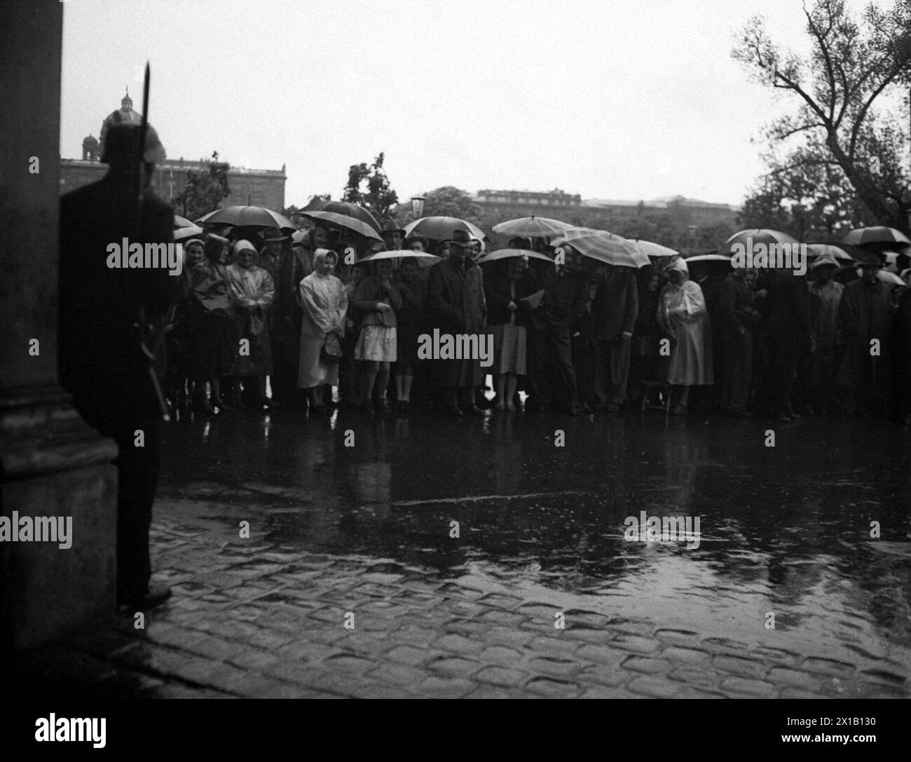 Treaty, arrival of the foreign minister of the signatory countries of the Austrian treaty in Vienna. viewer hold in front of the Federal Chancellery, 13.05.1955 - 19550513 PD0008 - Rechteinfo: Rights Managed (RM) Stock Photo