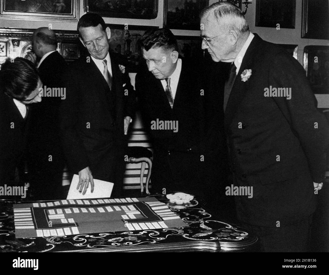 Treaty, arrival of the foreign minister of the signatory countries of the Austrian treaty in Vienna: feast in the Federal Chancellery. map for seating plan, 13.05.1955 - 19550513 PD0003 - Rechteinfo: Rights Managed (RM) Stock Photo