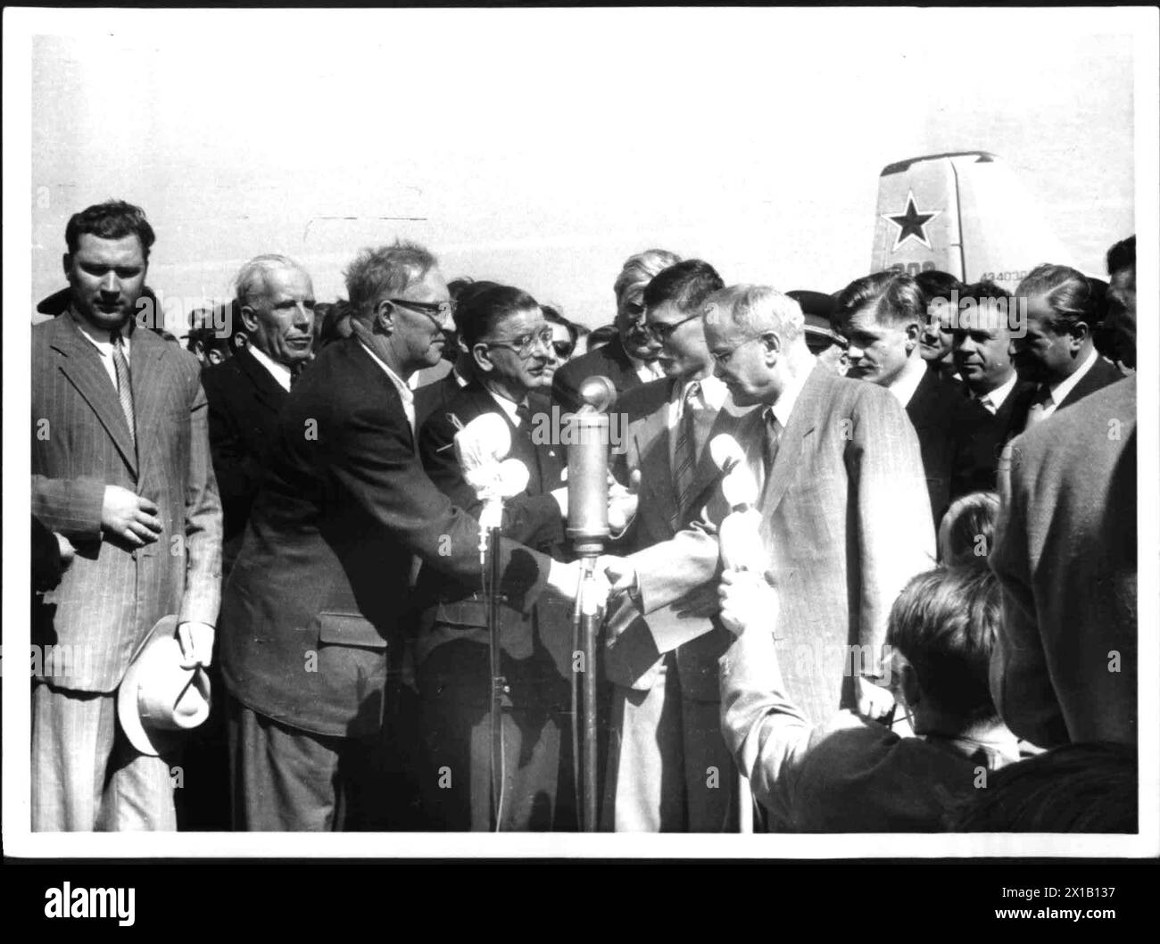 Treaty, welcome of foreign minister Molotov by foreign minister Figl at airport of Voeslau, 14.05.1955 - 19550514 PD0012 - Rechteinfo: Rights Managed (RM) Stock Photo