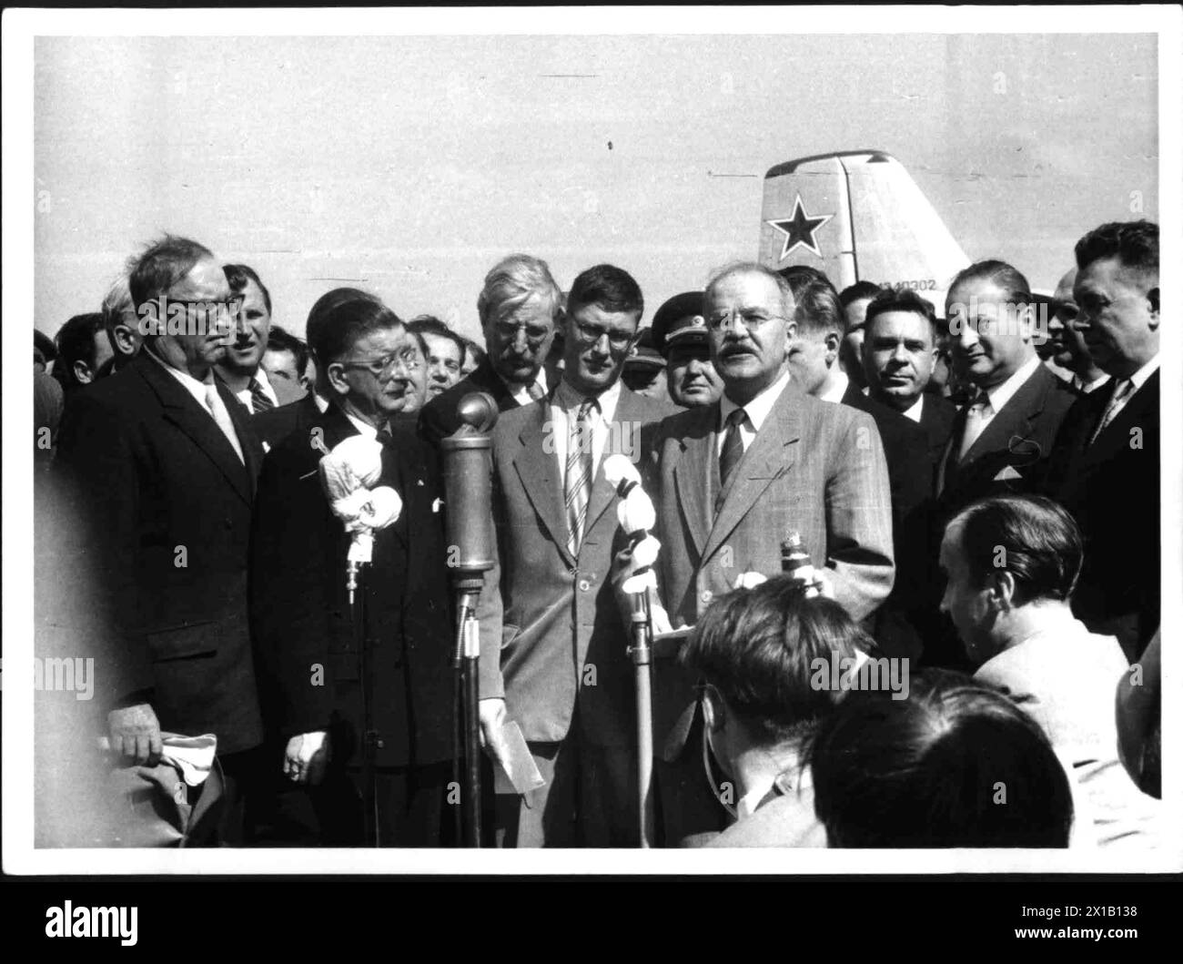 Treaty, speech of foreign minister Molotov at of his arrival in Austria (airport Voeslau), 14.05.1955 - 19550514 PD0015 - Rechteinfo: Rights Managed (RM) Stock Photo