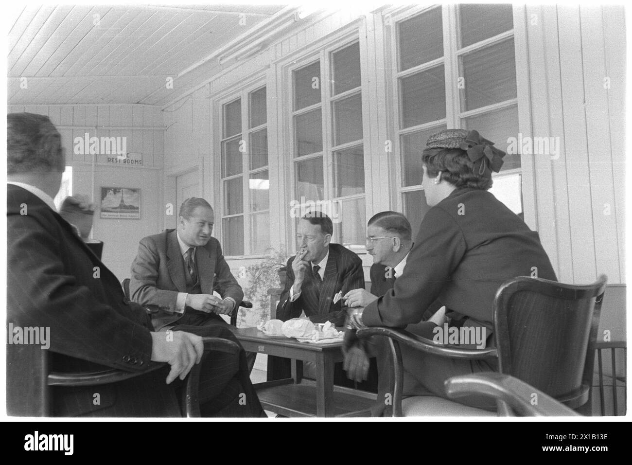 Hold on foreign minister Dulles, permanent secretary Bruno Kreisky, of the ambassador of the USA in Austria, Lewellyn Thompson and foreign minister Figl, 13.05.1955 - 19550513 PD0027 - Rechteinfo: Rights Managed (RM) Stock Photo