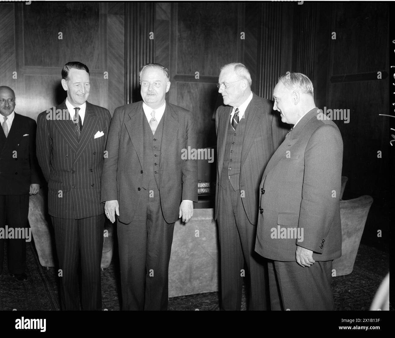 Arrival of the foreign minister of the signatory countries., arrival of the foreign minister of the signatory countries of the Austrian treaty in Vienna. reception in the Federal Chancellery: left E. Thompson, Julius Raab, John F. Dulles, Adolf Schaerf., 13.05.1955 - 19550513 PD0009 - Rechteinfo: Rights Managed (RM) Stock Photo