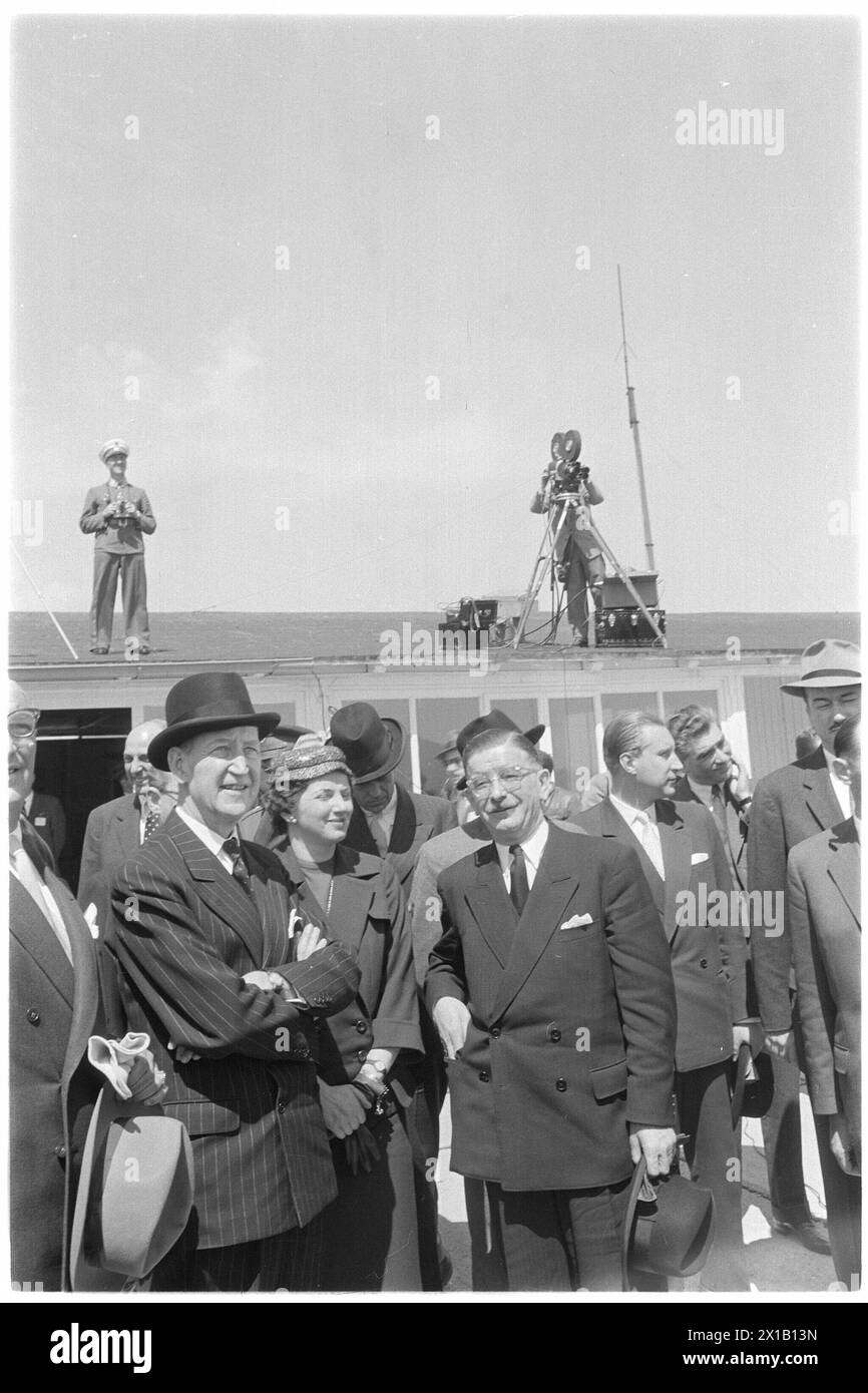 Treaty, foreign minister Figl and the ambassador of the USA Thompson (on the left with hat) hold at military airbase in the Tullnerfeld on the arrival of the U.S. foreign minister Dulles, 13.05.1955 - 19550513 PD0029 - Rechteinfo: Rights Managed (RM) Stock Photo