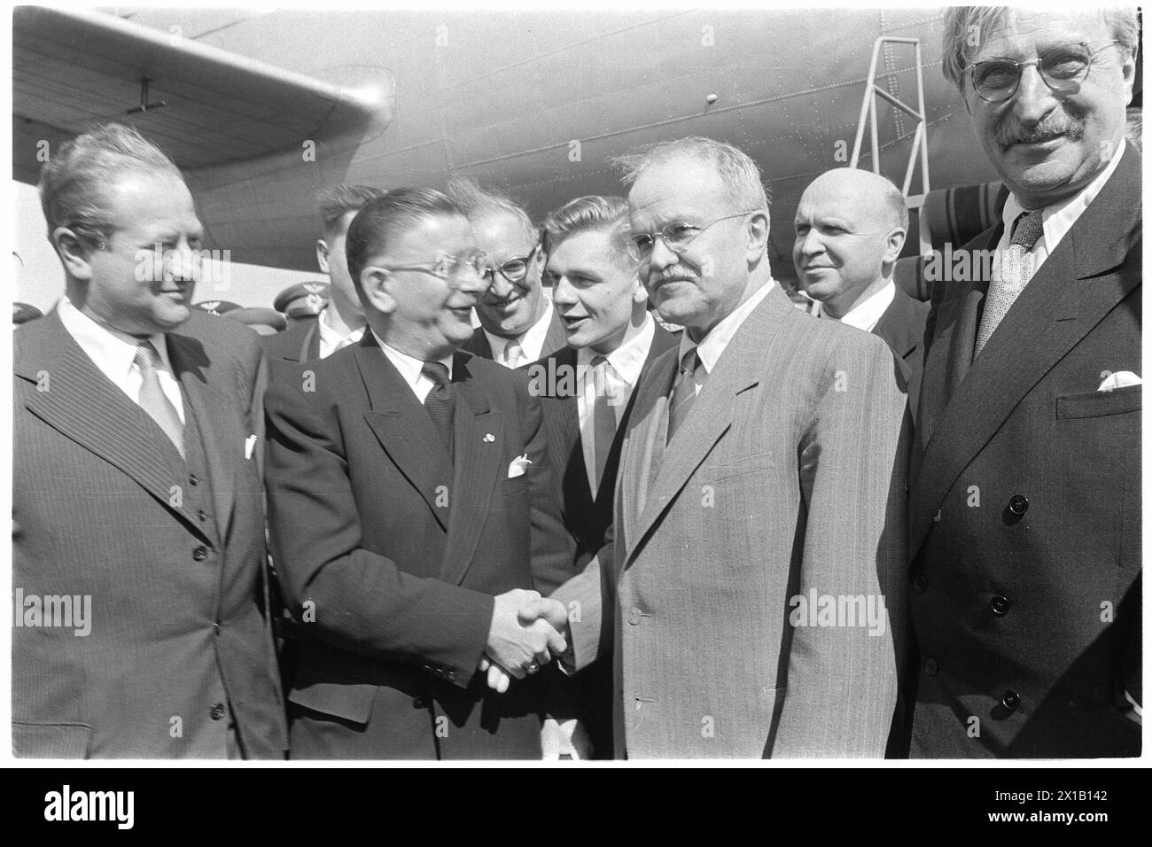 Treaty, arrival of the Soviet foreign minister Molotov on the Soviet airport in Voeslau, from left : permanent secretary Kreisky, foreign minister Figl, foreign minister Molotov and ambassador Bischoff., 14.05.1955 - 19550514 PD0023 - Rechteinfo: Rights Managed (RM) Stock Photo