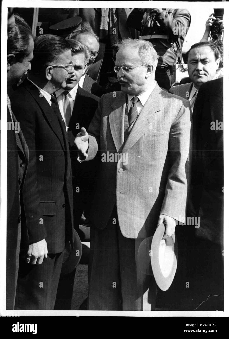 Treaty, arrival of the Russian foreign minister Molotov to the signing of the State treaty in Voeslau, reception by foreign minister Figl, Molotov uphold Figl the hand to the greeting outward, the Austrian and Russian mission, photographer, 14.05.1955 - 19550514 PD0019 - Rechteinfo: Rights Managed (RM) Stock Photo