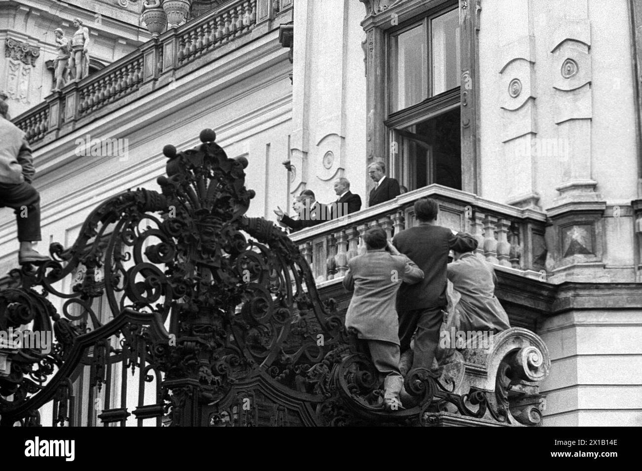 The Austrian treaty, signing of the Austrian treaty in the heads Belvedere, foreign minister are at balcony taking a photo, 15.05.1955 - 19550515 PD0026 - Rechteinfo: Rights Managed (RM) Stock Photo
