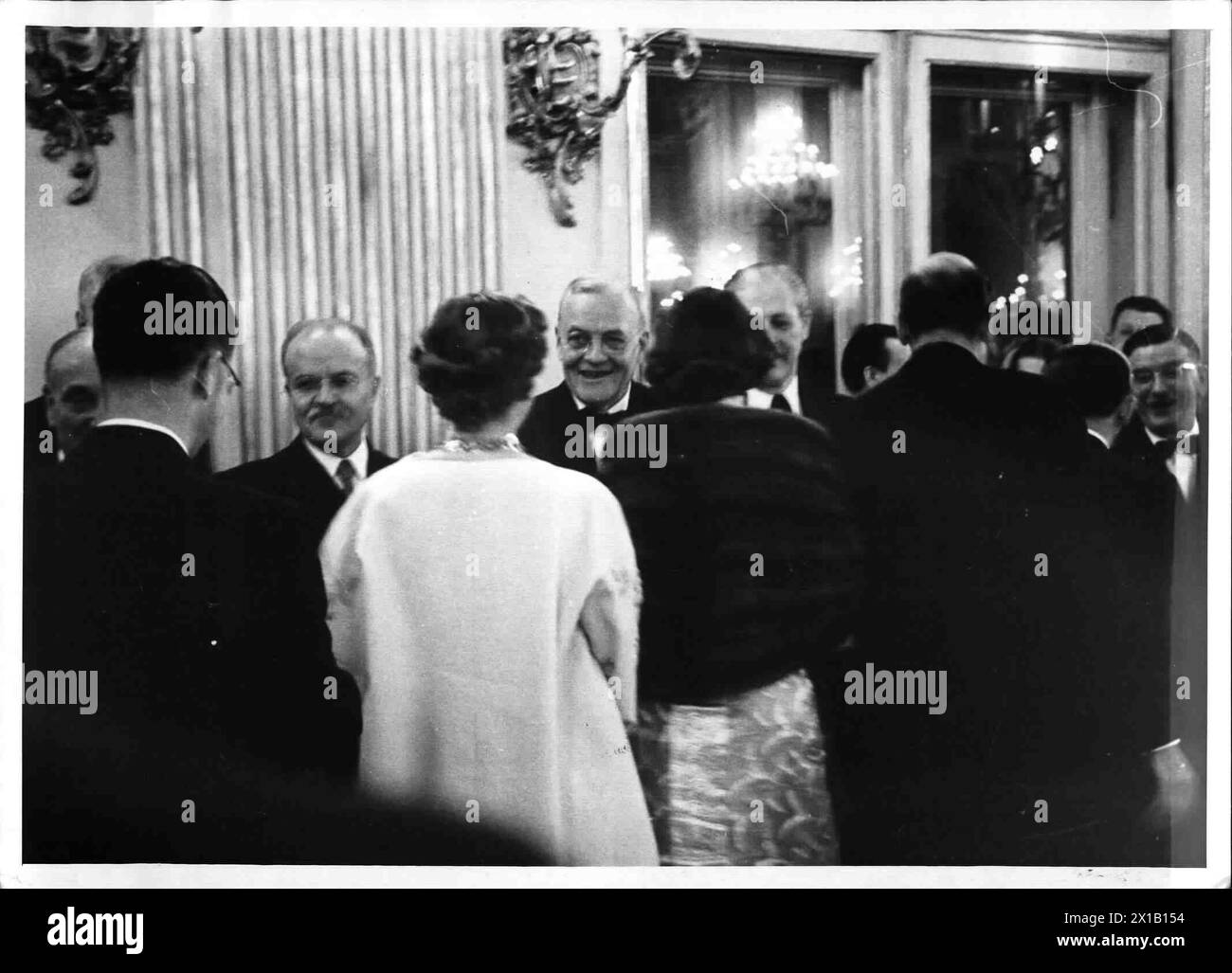 Treaty, foreign minister greeting guest in Schoenbrunn in the ocassion of the celebratory of the windup of the treaty, 15.05.1955 - 19550515 PD0041 - Rechteinfo: Rights Managed (RM) Stock Photo