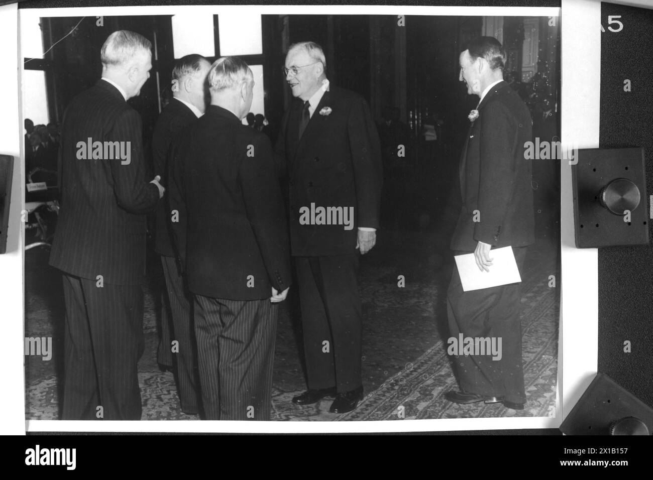 Treaty, subscription in the Belvedere Castle, of the American foreign minister Dulles in a conversation with Raab and Schaerf., 15.05.1955 - 19550515 PD0045 - Rechteinfo: Rights Managed (RM) Stock Photo