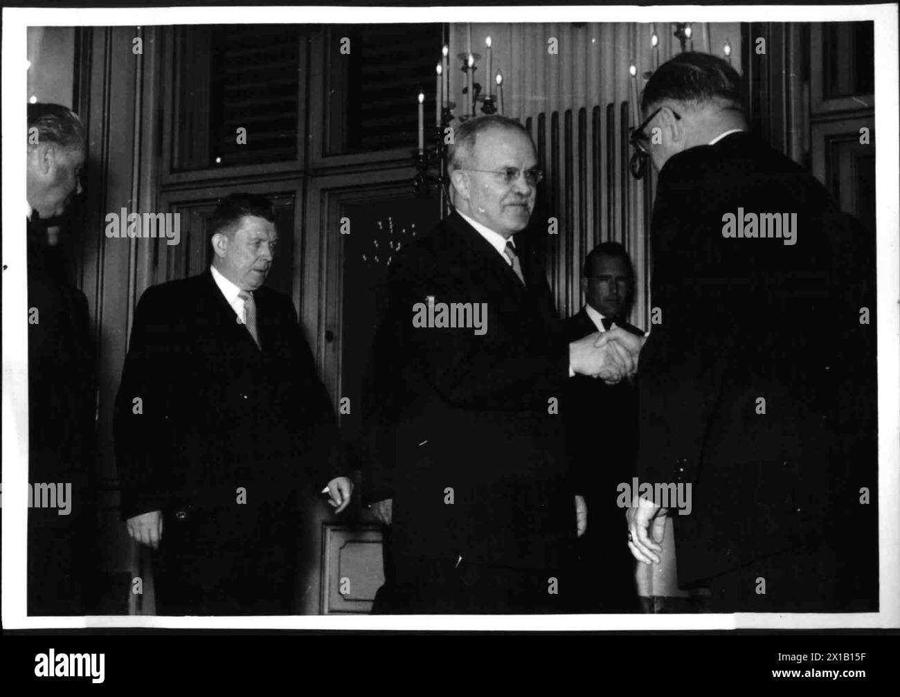 Treaty, gala dinner in the castle Schoenbrunn. Bundeskanzler Raab welcome the Soviet foreign minister Molotov, 15.05.1955 - 19550515 PD0080 - Rechteinfo: Rights Managed (RM) Stock Photo